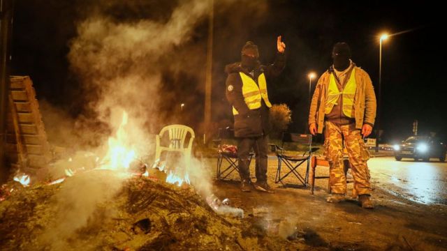 En France, des manifestants surnommés " Gilets Jaunes" le 24 décembre.