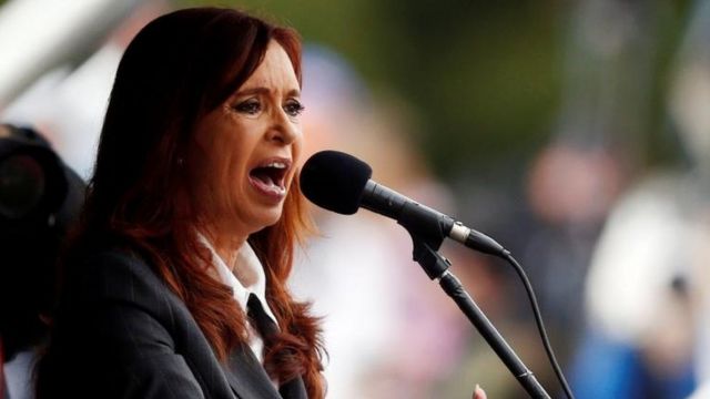 La expresidenta de Argentina, Cristina Fernández, es investigada en una causa por corrupción y fraude.
