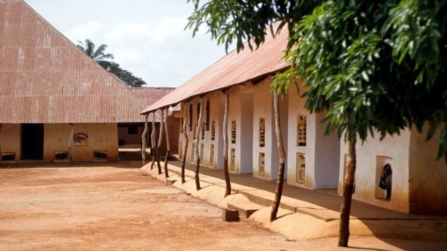 டாஹோமே பேரரசின் வரலாறு தற்கால பெனின் நகரில் உள்ள அபோமே அரண்மனைகளில் வெளிப்படுகிறது.