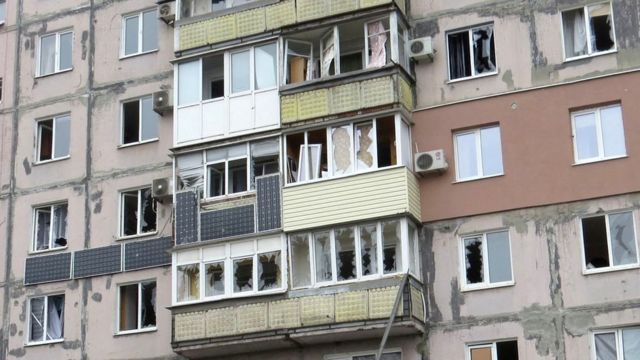 مبنى سكني في ماريوبول، يقول السكان المحليون إنه دمر بالكامل تقريبا بسبب القصف الروسي