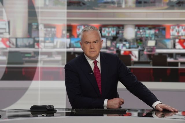 Huw Eduards en el estudio de BBC News at Six