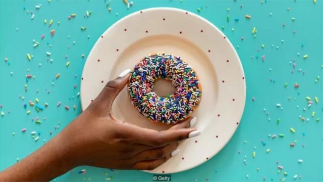 即使不读商标你可能也能猜到哪些食品可能含糖，比如这个甜甜圈。(photo:BBC)