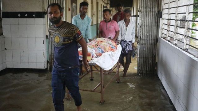 Bangladeş'in Sylhet kentindeki Sylhet Osmani Tıp Fakültesi Hastanesi'ni sel basması üzerine bir hasta üst kata çıkarıldı, 18 Haziran 2022.