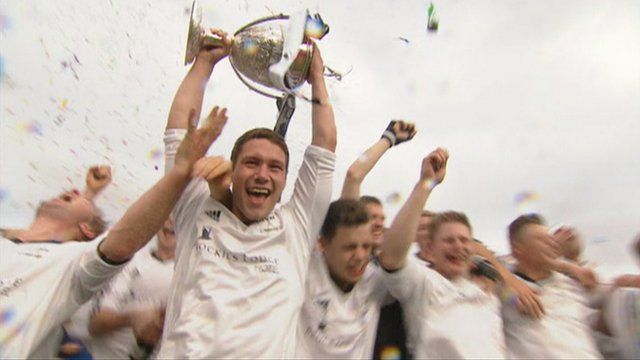 Lòbhat a' togail Cupa na Camanachd