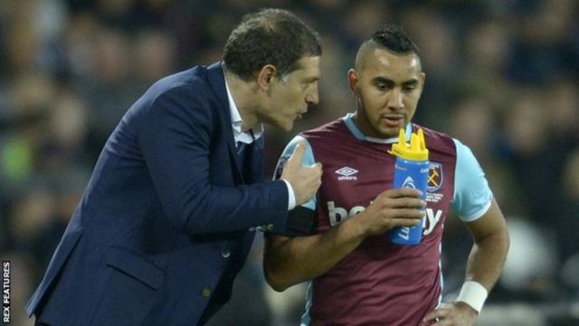 Dimitri Payet qui écoute son entraineur à West Ham