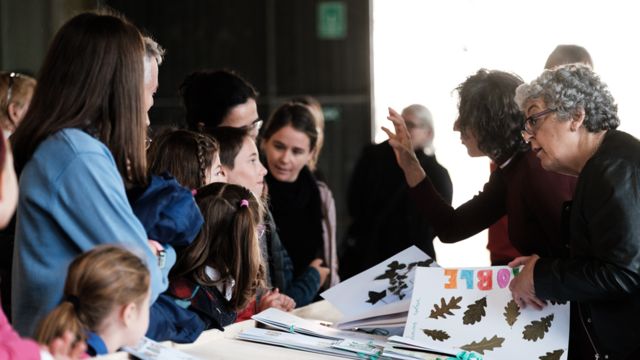 Sandra Díaz y Joanne Chory con niños en España