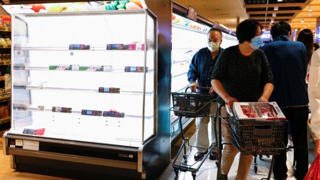 香港近日出现抢购潮，不少市民外出购买大量食材，令货架空空。