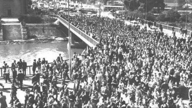 خلال "مظاهرات الخبز" في مصر عام 1977، استدعى السادات الجيش للسيطرة على الأوضاع