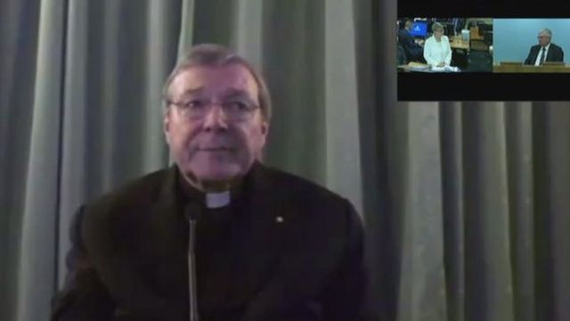 ビデオ中継で委員会メンバーからの質問に答えるペル枢機卿