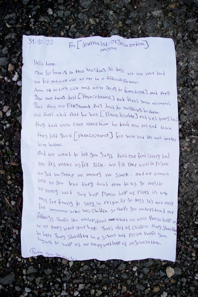 الرسالة ألقتها فتاة صغيرة فوق السياج في مرفق مانستون للهجرة الخاص بالاحتجاز قصير الأجل في ثانيت، كينت.