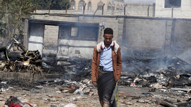 يمني يتفقد آثار هجوم سعودي في صنعاء السبت