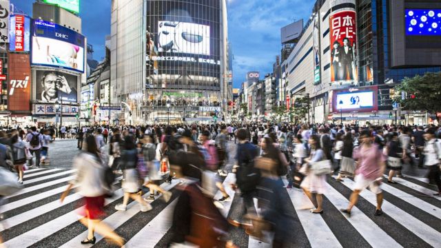 Personas caminando por Tokio