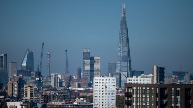 Vista de The Shard y otros rascacielos en Londres, Reino Unido.