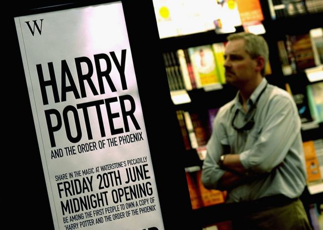 Реклама полуночной продажи новой книге о Гарри Поттере в книжном магазине в Лондоне
