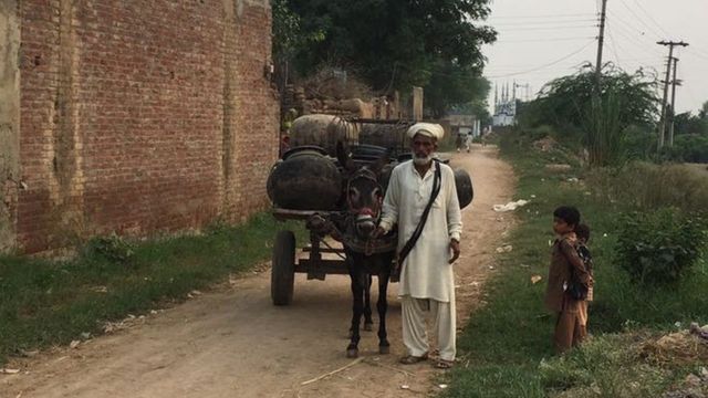 भारतीय सीमा से सटे पाकिस्तान के एक गांव से पलायन करता एक व्यक्ति.