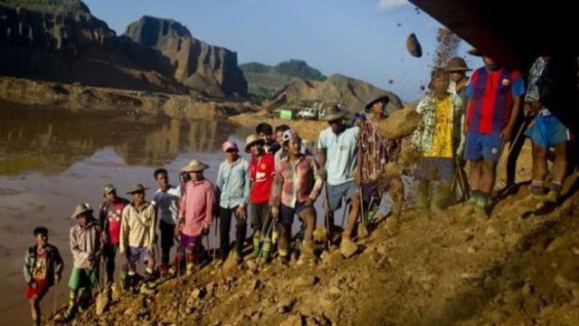 ဖားကန့်မှာ ကျောက်တူးဖော်နေမှု မြင်ကွင်း