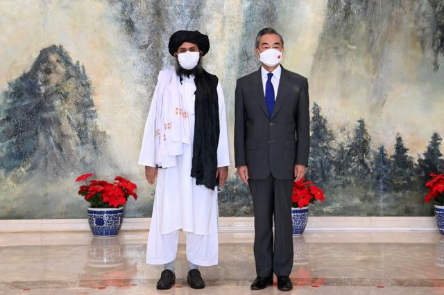 Çin Dışişleri Bakanı Wang Yi ve Taliban yöneticilerinden Abdulgani Baradar