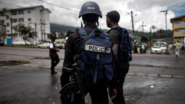 Cameroonian policemen wey patrol di market inside majority of English-speaking South West province inside Buea