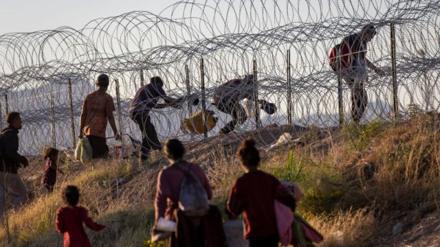 Migrantes cruzando la frontera de EE.UU. por un lugar no autorizado.