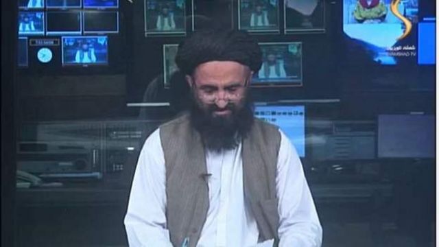 Apresentador afegão no canal de TV Shamshad