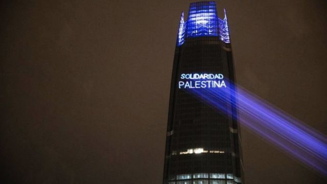 بلندترین ساختمان شیلی (مرکز کوستانرا) با شعار "همبستگی با فلسطین" نورپردازی شد