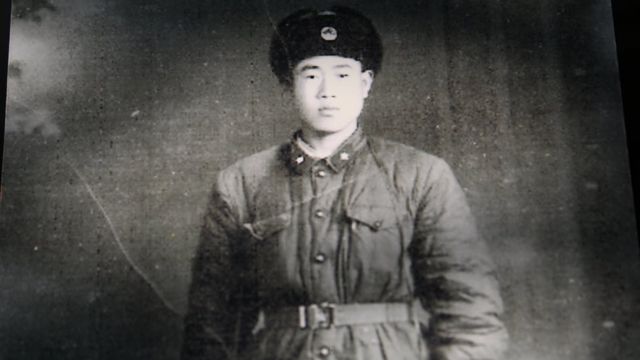 1960年，王琪修读完测量之后入伍，为中国解放军修路。