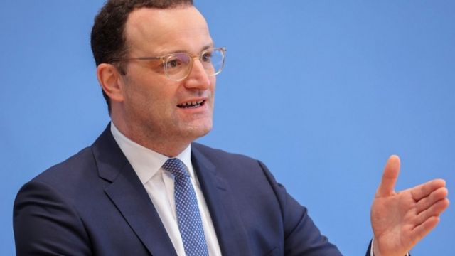 Jens Spahn gesticulando enquanto fala