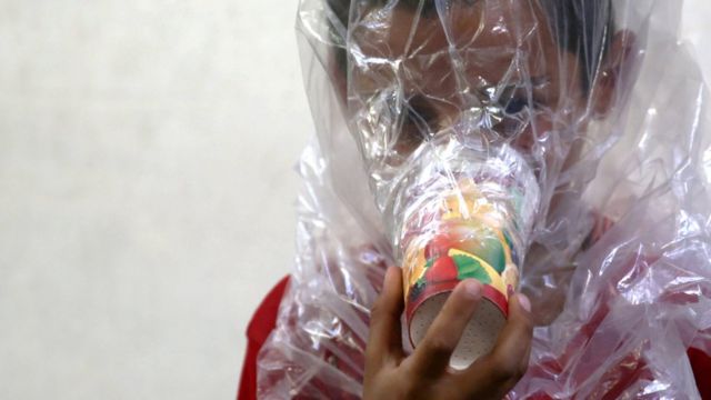 İdlib'de çocuklar, ellerindeki poşetlerle kendilerine gaz maskeleri yaptı.
