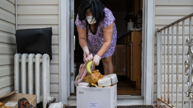 Paty Banks, inmigrante dominicana en Long Islandl recibe una caja de alimentos