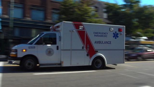 Una ambulancia por las calles de Vancouver.