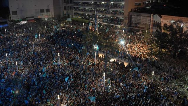 Miles de personas celebran la victoria de Bukele.