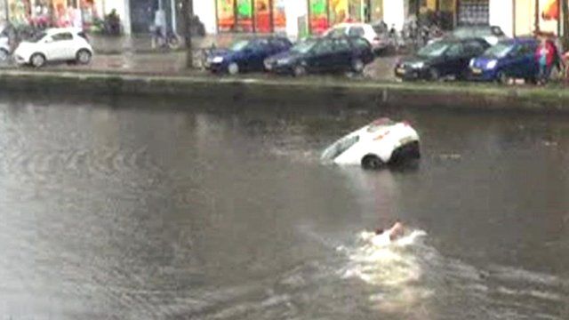 Rescuer swims to sinking car
