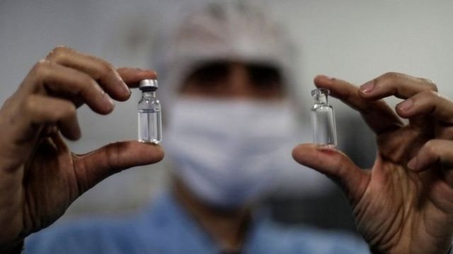 पाकिस्तान अभी तक वैक्सीन की ख़रीददारी का समझौता क्यों नहीं कर पाया?