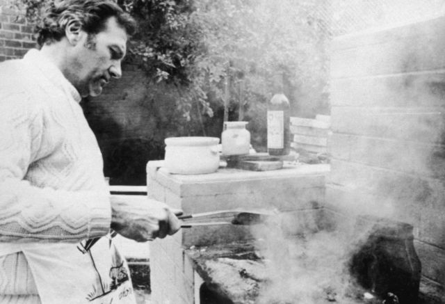 Stonehouse y su barbacoa en una casa cerca de Melbourne donde vivía bajo el nombre ficticio de Donald Clive Mildoon, 1974.