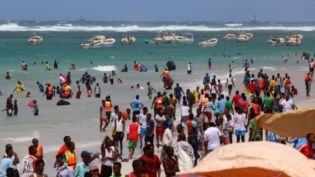 Personas en la playa Lido, Mogadiscio, Somalia, en julio de 2020.
