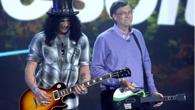 Bill Gates tocando una guitarra de juguete al lado del guitarrista de Guns and Roses Slash