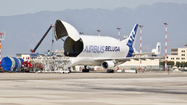 Avión Beluga con la puerta delantera abierta.