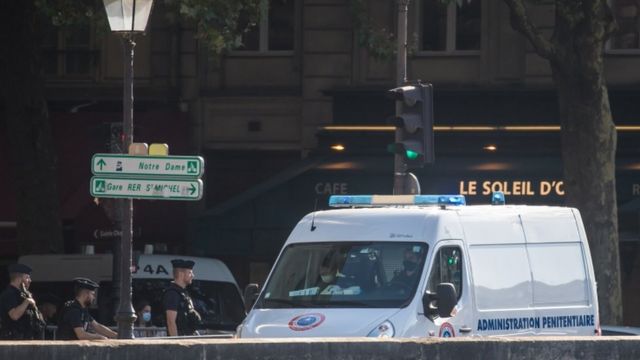 在巴黎接受审判的嫌疑人在警方护送下被送往法庭