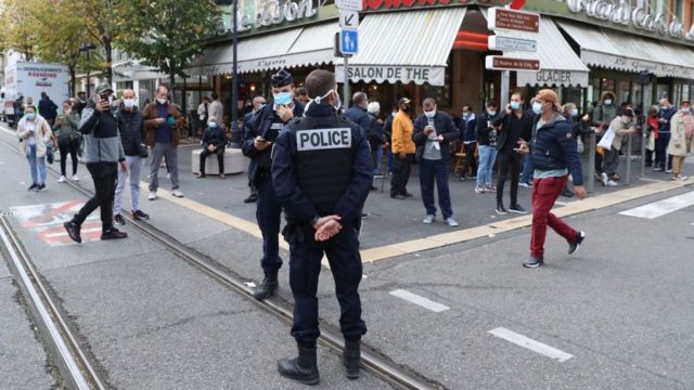 Policiais em rua de Nice