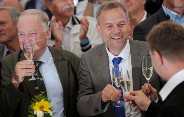 Holm y Gauland, de Alternativa para Alemania (AfD) brindan tras conocer su victoria en las elecciones parlamentarias del estado Mecklemburgo-Pomerania Occidental.