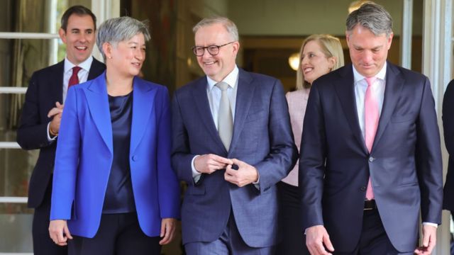 Anthony Albanese com Penny Wong, Richard Marles, Katy Gallagher e Jim Chalmers