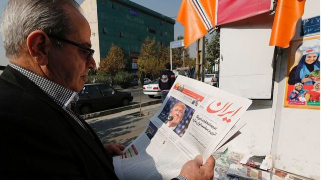 An Iranian citizen reads the newspapers