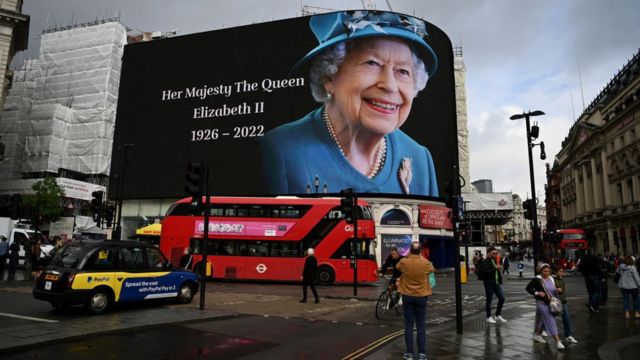 Trafalgar Square. Portrait de la reine avec dates de vie