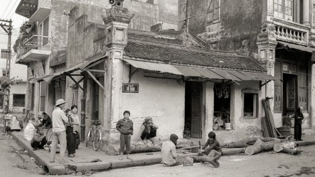 Người dân kiếm sống bằng các nghề thủ công như cảnh cưa gỗ làm đồ chơi bán ở góc phố Tô Tịch