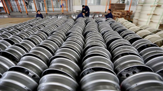 Công nhân xếp càng vòng thép để xuất khẩu tại một nhà máy ở Giang Tô, Trung Quốc