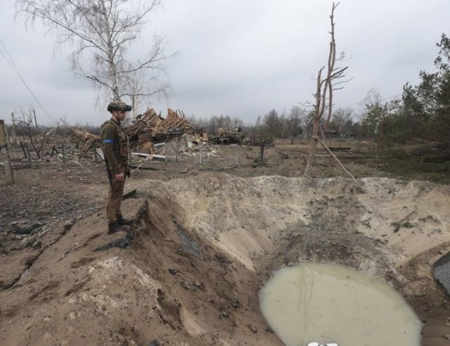 Hố bom gần làng Teteriv không xa Kyiv, Ukraine, ngày 31 tháng 3 năm 2022
