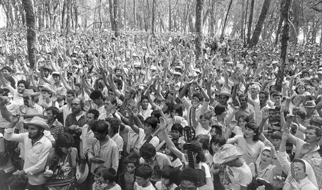 Centenas de agricultores com os bra&ccedil;os elevados