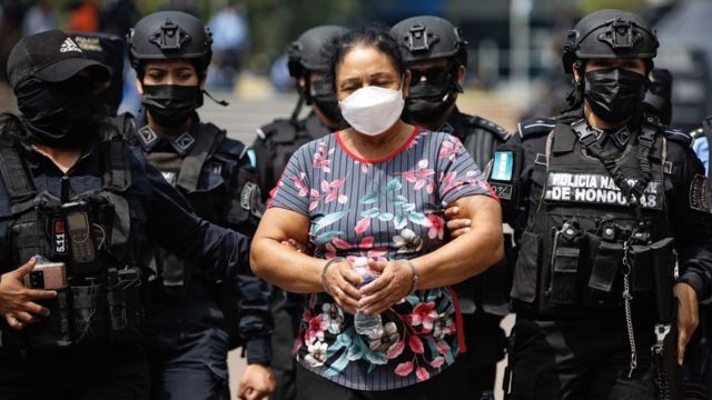 Herlinda Bobadilla es escoltada por las Fuerzas Especiales de Honduras a su llegada a Tegucigalpa.