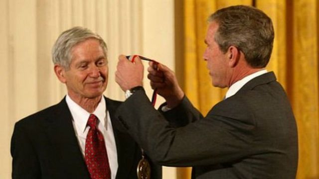 Keeling recibiendo la Medalla Nacional de Ciencia del entonces presidente George Bush en 2001.