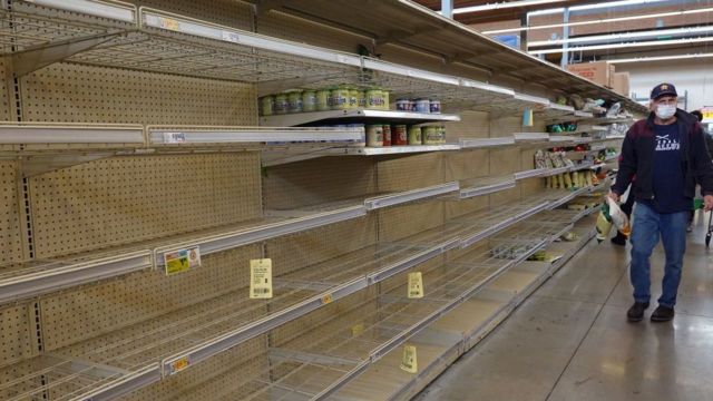 Жители Техаса в панике запасаются продуктами